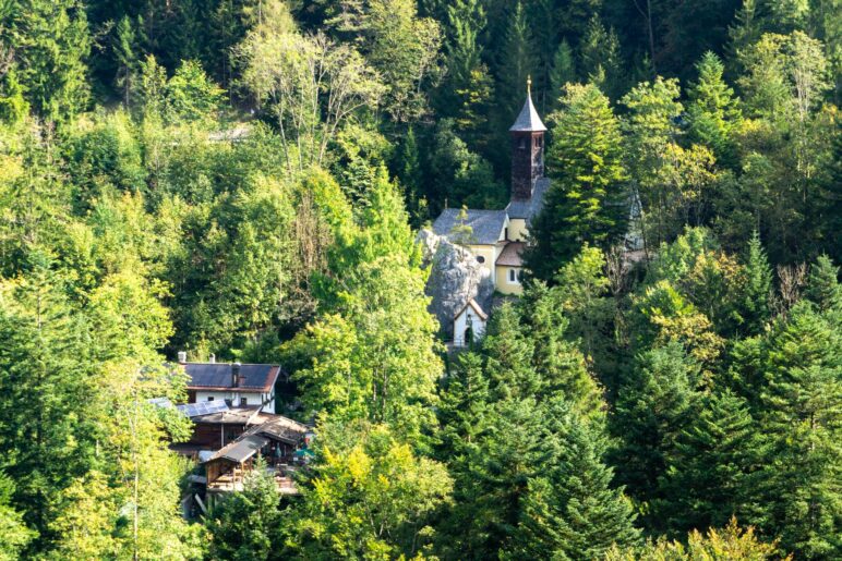 Ein Blick hinüber zur Wallfahrtskirche und dem Gasthaus Klobenstein