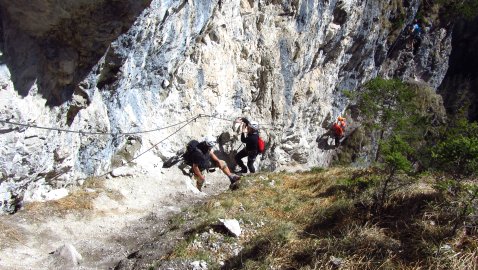 Die letzten Meter am Fels entlang