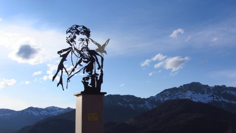 Ein modernes Denkmal für Ludwig Ganghofer vor dem Hotel Ein modernes Denkmal für Ludwig Ganghofer vor dem Hotel