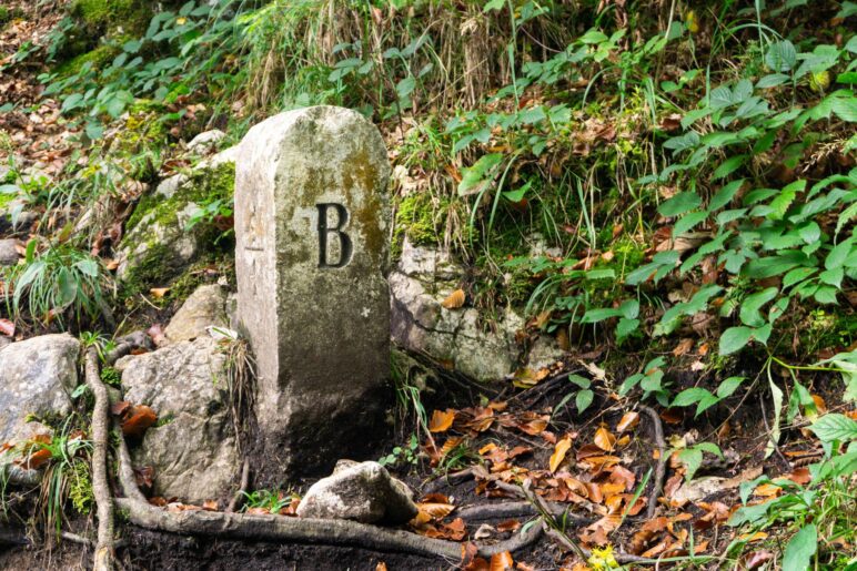Der Grenzstein auf dem Schmugglerweg. Das B steht für Bayern, auf der anderen Seite steht ein T für Tirol