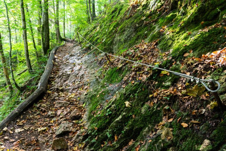 Eine Seilversicherung auf einem felsigen Wegstück
