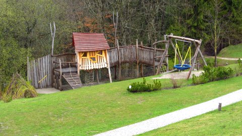 Das Spielhaus mit Spielplatz vor dem Hotel Das Spielhaus mit Spielplatz vor dem Hotel