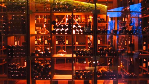 Ein roter Glaswürfel ist die Vinothek Ein roter Glaswürfel ist die Vinothek