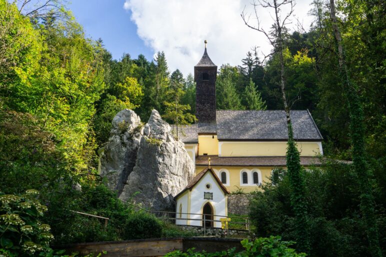 Die Wallfahrtskirche Maria Hilf am Klobenstein. Links daneben steht der gespaltene Felsen