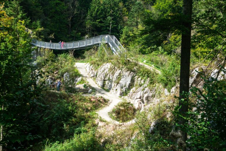 Die zweite Hängebrücke an den Gletschermühlen