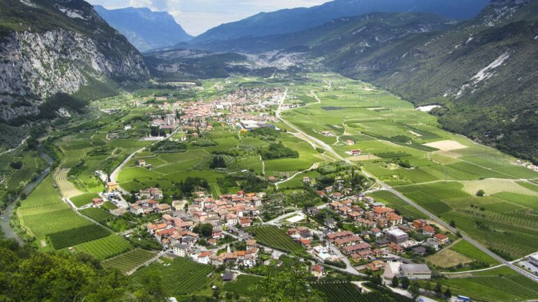 Ein schöner Blick ins Sarcatal mit Ceniga im Vordergrund und Dro weiter hinten