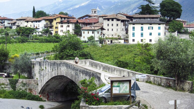 Am Beginn der Wanderung zum Monte Colt: Ceniga mit der Römerbrücke