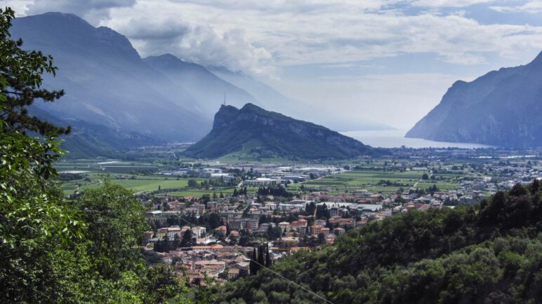 Noch ein schöner Ausblick: Der Gardasee mit dem Monte Brione