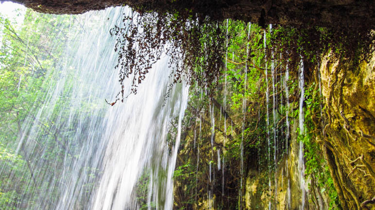 Hier kann man sogar hinter dem Wasserfall stehen