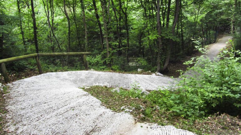 Hier trifft man garantiert Mountainbiker: In Serpentinen bergab, allerdings auf Beton