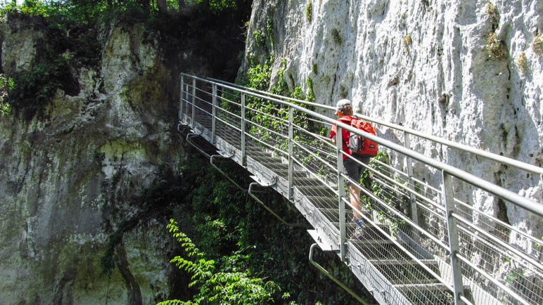 Eine lange Eisentreppe führt zum nächsten Wasserfall