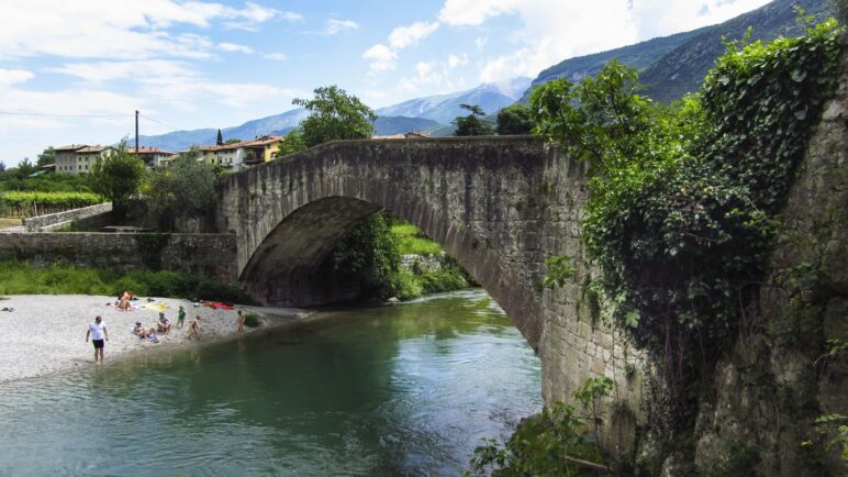 Die Römerbrücke führt bei Ceniga über die Sarca