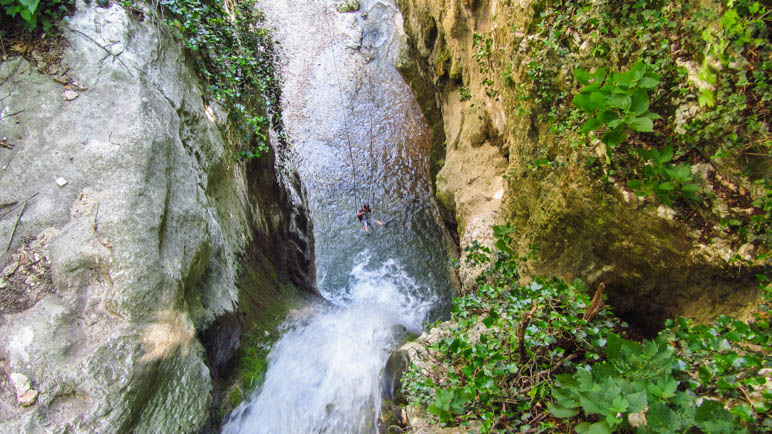 Coole Sache: In der Schaukel sitzend auf den Wasserfall zufliegen