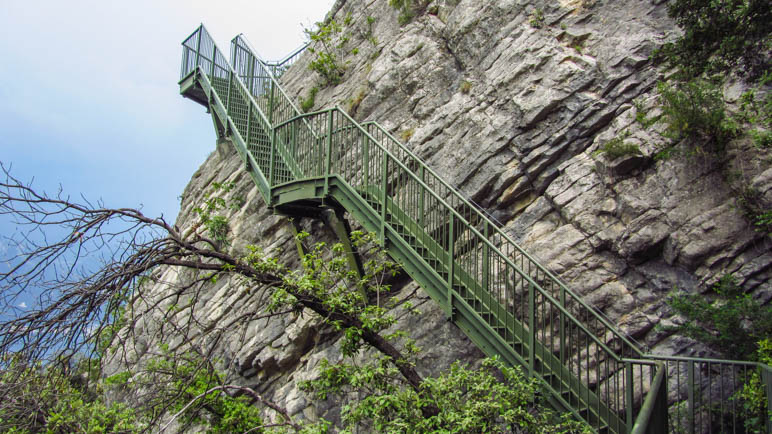 Ohne die Eisentreppen wären die Felsen für Wanderer nicht zu bewältigen