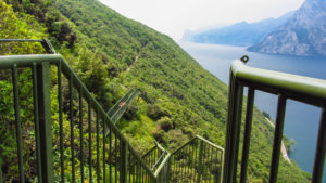 Ein Wanderweg mit Treppen: Sentiero Busatte-Tempesta am Gardasee