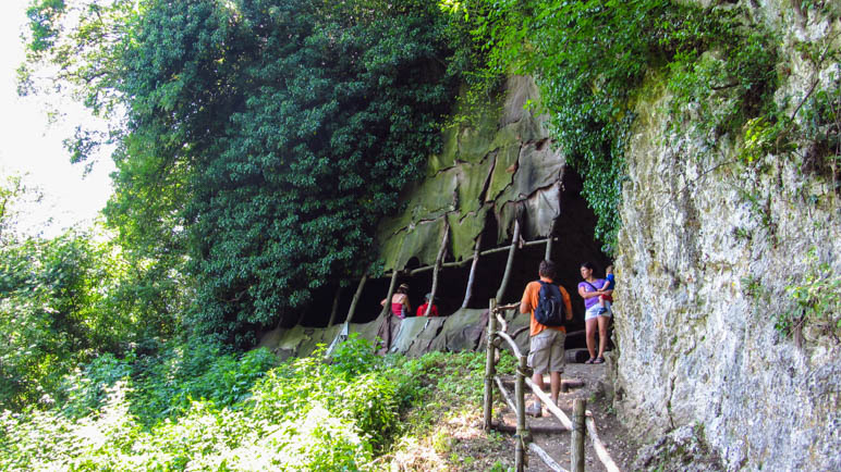 Die mit Lederlappen verkleidete Urzeit-Höhle