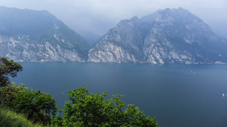 Am gegenüberliegenden Gardaseeufer sieht man den Ponaleweg und das Valle di Ledro