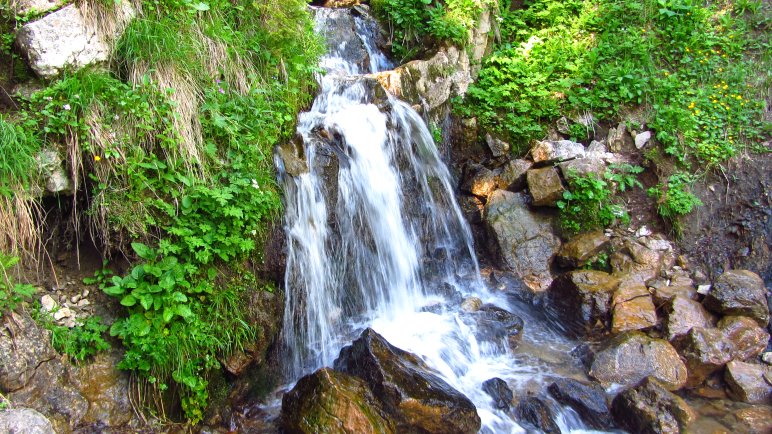 Ein kleiner Wasserfall am Wegesrand