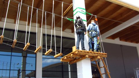 Kletterpark zwischen den Hallen