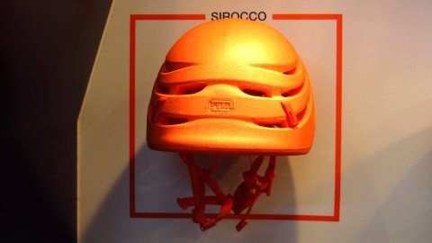 Fehlt da die Außenschale? Nein, das ist schon der ganze Helm: Petzl Sirocco