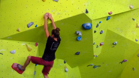 Bouldern am Salewa-Stand - einer der Zuschauermagnete auf der Outdoor