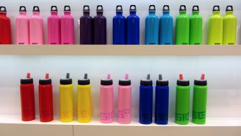 Sigg-Flaschen: Oben die Rainbow Collection, unten die neuen Active Top Verschlüsse