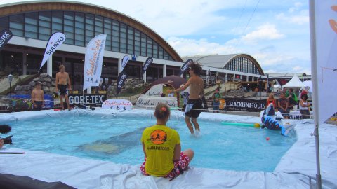 Outdoor-Slackline mit Swimming-Pool - das geht nur auf einer Sommer-Messe!