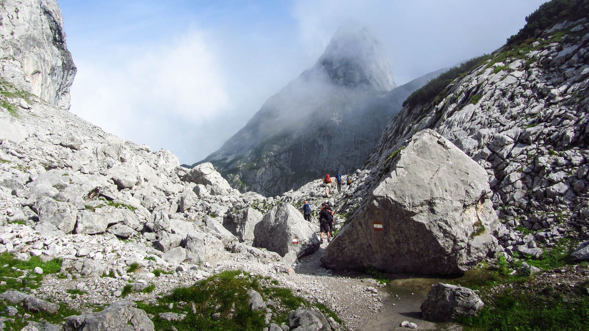 Wilde Landschaft im Abstieg vom Steiglpass