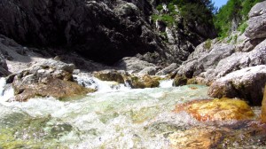 Der Hammersbach kurz nach der Höllentalklamm. Ein schöner Pausenplatz mit Spielmöglichkeit im Bach.