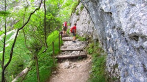 Wir müssen einige Stufen überwinden, bis wir vor der Höllental-Einganghütte stehen.