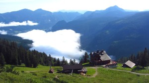 Aufstieg Richtung Donnerkogel - unter uns liegt die Gablonzer Hütte