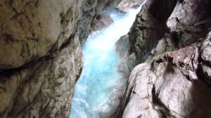 Blau leuchtendes Wasser in der Höllentalklamm.