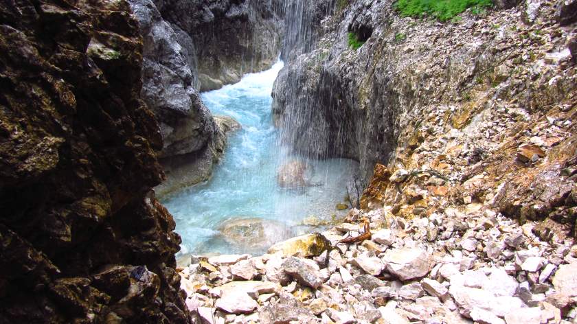 Wenn es die Sonne bis zum Wasser schafft, leuchtet es strahlend blau oder grün