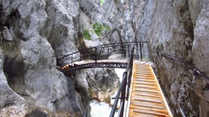 Im vorderen Teil der Klamm wechseln wir über diese Brücke die Klammseite.