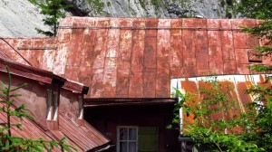 Hat schon einiges erlebt - das Blechdach der Höllentalangerhütte.