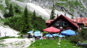 Die inzwischen abgerissene alte Höllentalangerhütte mit ihrem beliebten Aussenbereich.