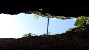 Wir sehen die Eisenbrücke des Stangensteigs, die 73 Meter oberhalb der Klamm quert.