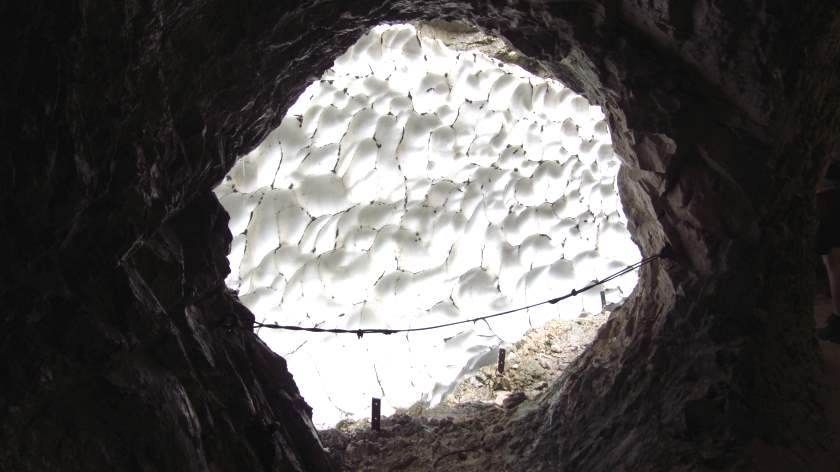 Durch das Tunnelfenster schauen und nur Schnee sehen - im Juli in der Höllentalklamm