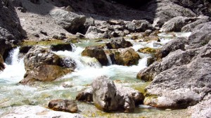 Ein Stück hinter der Klamm kann man am Hammersbach rasten.