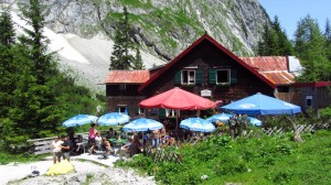 Die ehemalige Höllentalangerhütte mit ihrem beliebten Aussenbereich.