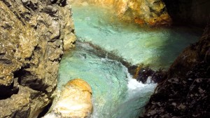 Das Wasser in der Klamm ist herrlich klar.