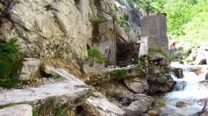 Mitten im wilden Höllental, kurz nach der Klamm: Die Ruinen des Wasserkraftwerks.