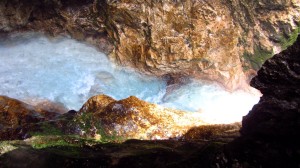 Wenn es die Sonne in die Klamm schafft, leuchtet das Wasser.