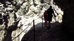 Auf dem Weg durch die Klamm: Schattenmenschen.