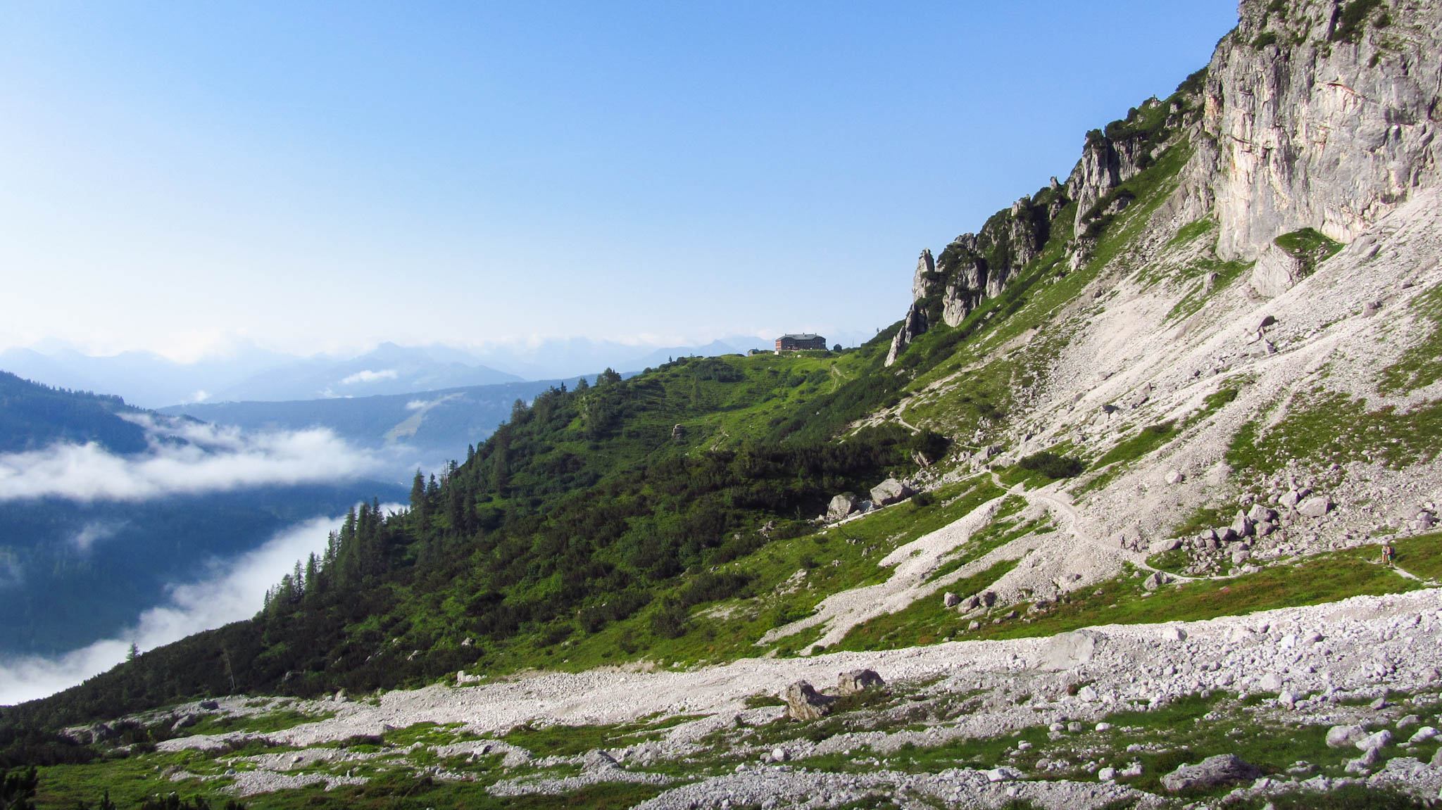 Im Rückblick sieht man die Hofpürglhütte und den bisherigen, recht flachen, Weg