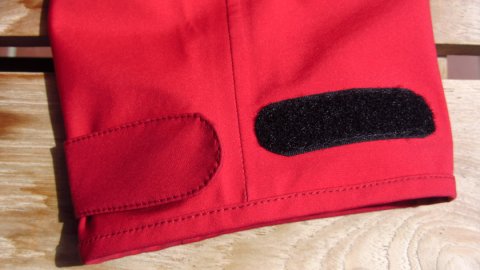 Klettverschluss am Ärmel Klettverschluss am Ärmel