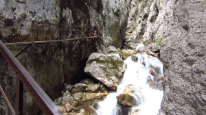 Teilweise führt der Weg durch die Höllentalklamm über solche Stege.