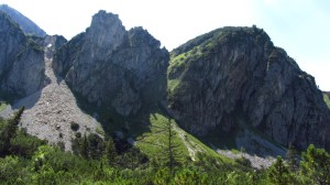 Ein Blick auf den Stuhljoch-Steig, der sich in Serpentinen hochzieht