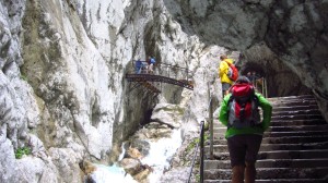 Kurz nach dieser Treppe sind wir auf der Brücke.