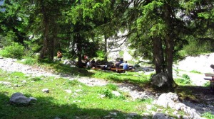 Unter den Bäumen an der Höllentalangerhütte kann man gut Brotzeit machen.